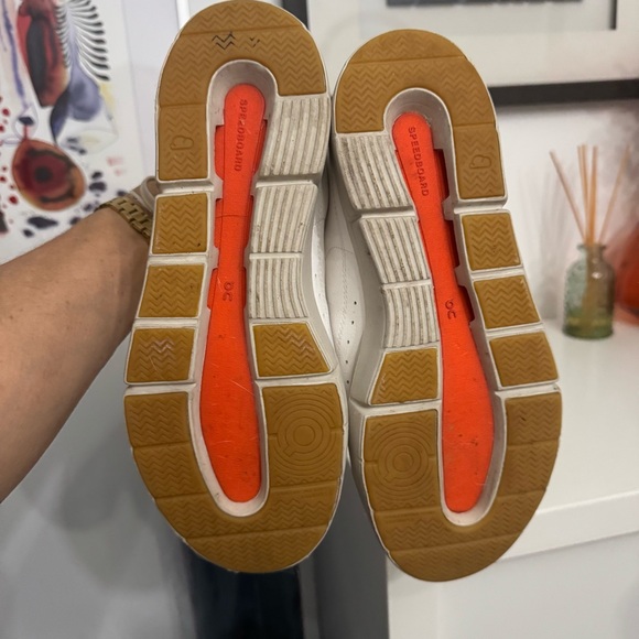 On THE ROGER Centre Court Tennis Sneaker size 8. Like new, excellent condition. - Picture 5 of 7